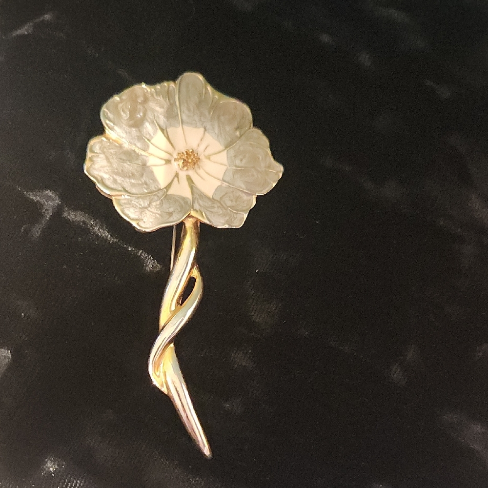 Elegant Floral Pin with Gold Details